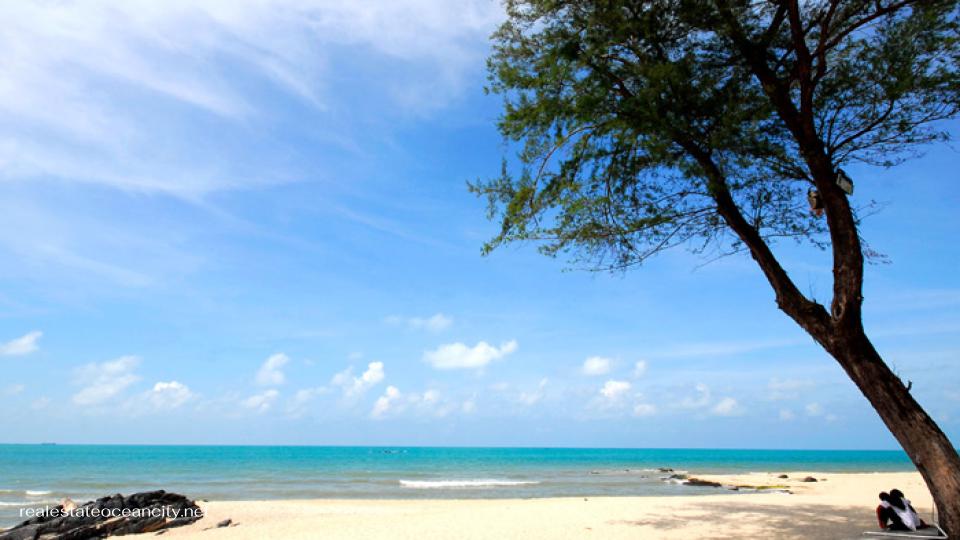 หาดสมิหลา เป็นหาดทรายขาวทอดยาว 3 กม. ในเมืองท่องเที่ยวยอดนิยมของสงขลา ใกล้กับหาดใหญ่ทางภาคใต้ของประเทศไทย ลักษณะที่มีชื่อเสียงที่สุดของหาดสมิหลาคือรูปปั้นนางเงือก รูปปั้นนางเงือกทำท่าเดียวกับแม่ธรณีเจ้าแม่ธรณีที่ปรากฏตัวระหว่างการทำสมาธิแบบมาราธอนซึ่งเป็นตอนจบ