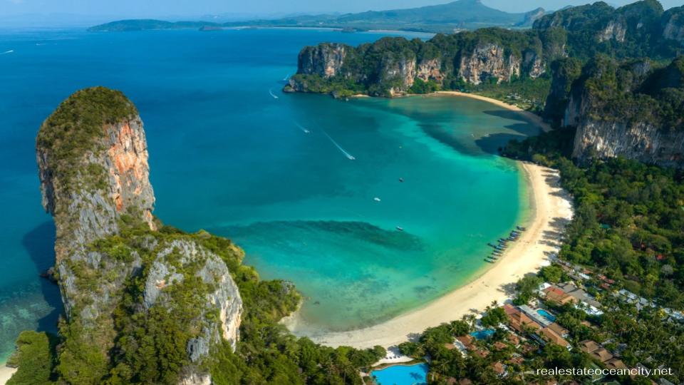 กระบี่ ประตูสู่หมู่เกาะและชายหาดที่สวยงามในประเทศไทย คุณกำลังมองหาวันหยุดพักผ่อนครั้งต่อไปในสถานที่ชื่อดังใกล้ทะเลอันดามันอยู่ใช่ไหม? กระบี่เป็นอีกหนึ่งทางเลือกดีๆ ใกล้ชายฝั่ง ที่จะเติมเต็มความฝันในการหลีกหนีความวุ่นวายในเมือง