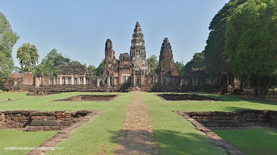อุทยานประวัติศาสตร์พิมาย เป็นหนึ่งในซากปรักหักพังของเขมรที่น่าประทับใจที่สุดในประเทศไทย ทั้งในด้านขนาดมหึมาและรายละเอียดที่ซับซ้อน แม้ว่าจะสร้างเป็นวัดในพุทธศาสนามหายาน แต่งานแกะสลักของวัดก็เป็นรูปเทพเจ้าในศาสนาฮินดูหลายองค์