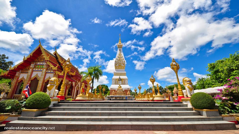 วัดพระธาตุพนม แห่งนี้เป็นสถานที่ที่ทรงพลังและสวยงาม แม้ว่าคุณจะรู้สึกเหมือนถูกวัดออก แต่คุณก็จะประทับใจอย่างแน่นอน ที่ศูนย์กลางคือสถูป ซึ่งน่าประทับใจยิ่งกว่าที่ใดในประเทศลาวปัจจุบัน และได้รับความเคารพอย่างสูงจากชาวพุทธจากทั้งสองประเทศ 