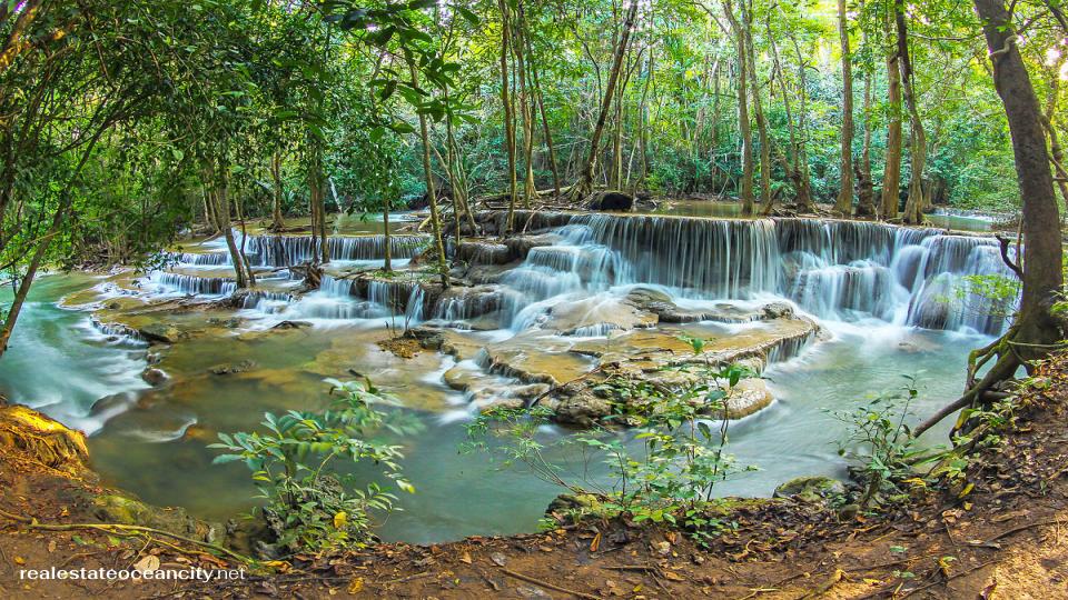 อุทยานแห่งชาติเขื่อนศรีนครินทร์ ผู้มาเยือนอุทยานแห่งชาติเอราวัณมักพบว่าตัวเองสงสัยว่าน้ำตกจะเป็นอย่างไรหากไม่มีฝูงชน คำตอบคือน้ำตกห้วยแม่ขมิ้น