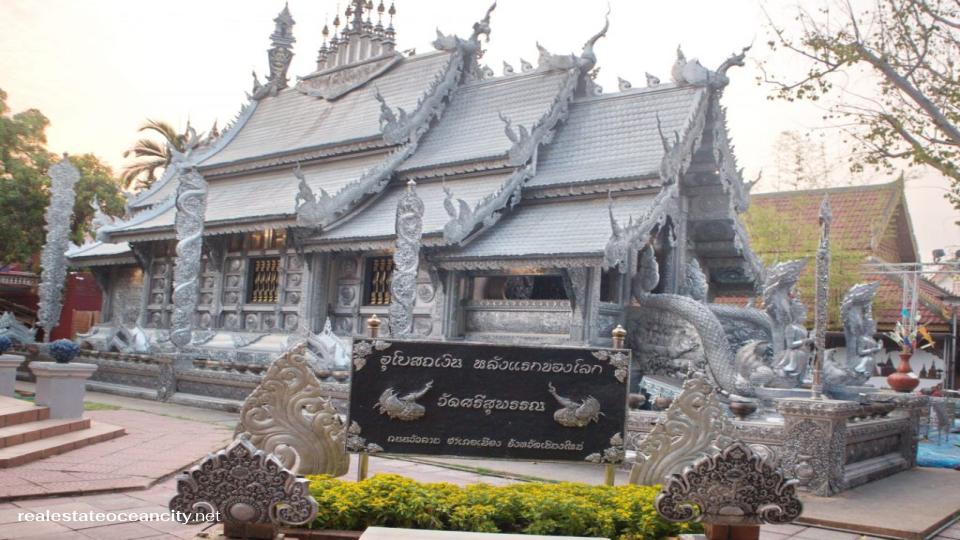วัดศรีสุพรรณ ไม่น่าแปลกใจเลยที่ช่างทำเครื่องเงินที่ตั้งอยู่ริมถนนวัวลายได้ตกแต่งวัดในสังกัดของตนด้วยฝีมือช่างชั้นเยี่ยมเช่นเดียวกับที่ร้านค้าของตนทำขึ้น อุโบสถเงิน(โบสถ์) เคลือบด้วยแผ่นเงิน นิกเกิล และอลูมิเนียม
