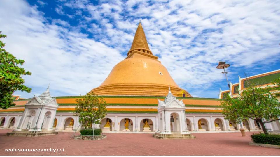 องค์พระปฐมเจดีย์ เจดีย์ขนาดใหญ่นี้มีความสูงกว่า 120 เมตร ถือเป็นอนุสรณ์สถานทางพุทธศาสนาที่สูงที่สุดในโลกแห่งหนึ่ง ชื่อในภาษาสันสกฤตแปลว่า "อนุสรณ์สถานแห่งแรก" ซึ่งบ่งบอกถึงสถานะเก่าแก่ของเจดีย์