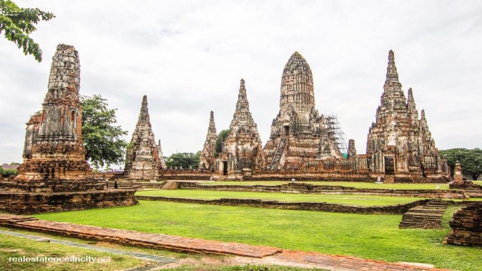 วัดไชยวัฒนาราม วัดนี้งดงามตระการตาทั้งยามเช้าตรู่และยามพระอาทิตย์ตกดิน ถือเป็นสถานที่นอกเกาะที่น่าประทับใจที่สุดของอยุธยา 