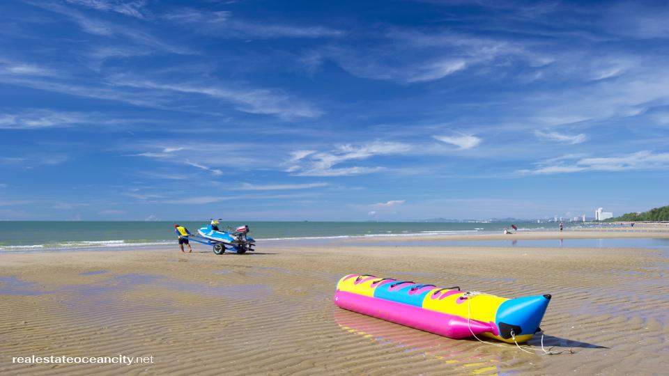 หาดชะอำ เป็นชายหาดสีขาวละเอียดทอดยาวสวยงามแต่ไม่สวยงามนัก มีคลื่นสีเทาอมเขียวซัดมาเบาๆ ชายหาดมีน้ำตื้นมาก เหมาะแก่การเดินเล่นและอาบแดด ไม่ใช่เล่นน้ำ ควรระวังแมงกะพรุน โดยเฉพาะในฤดูฝน