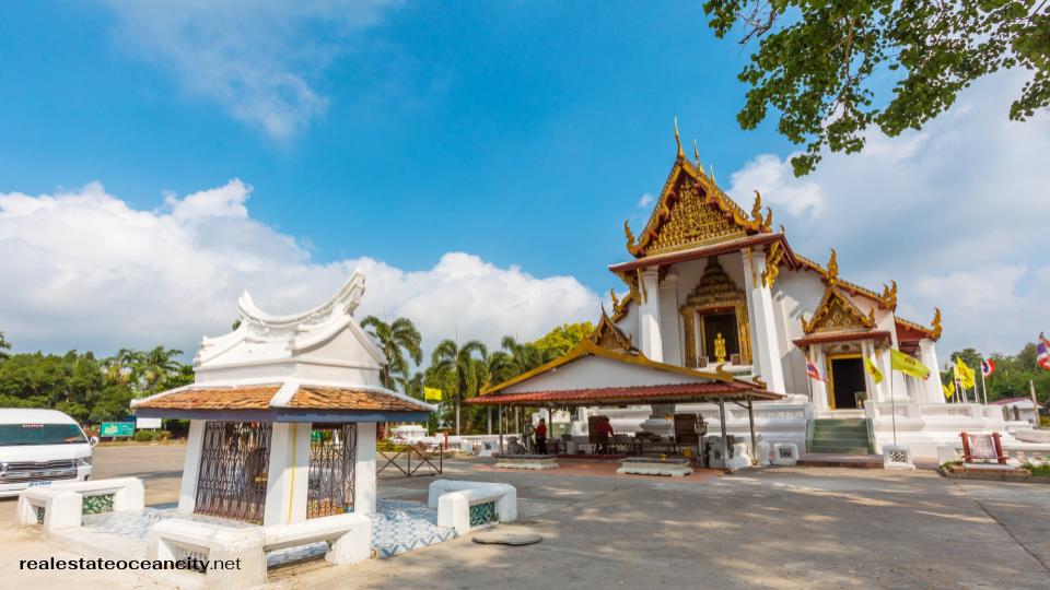 วัดหน้าพระเมรุ วัดที่ยังคงเหลืออยู่นี้มีพระพุทธรูปสูง 6 เมตรที่งดงาม ประดิษฐานอยู่ท่ามกลางเสาสีน้ำตาลแดง เป็นวัดหนึ่งในไม่กี่แห่งที่รอดพ้นจากความโกรธแค้นของกองทัพพม่าที่รุกรานในปี พ.ศ. 2310 