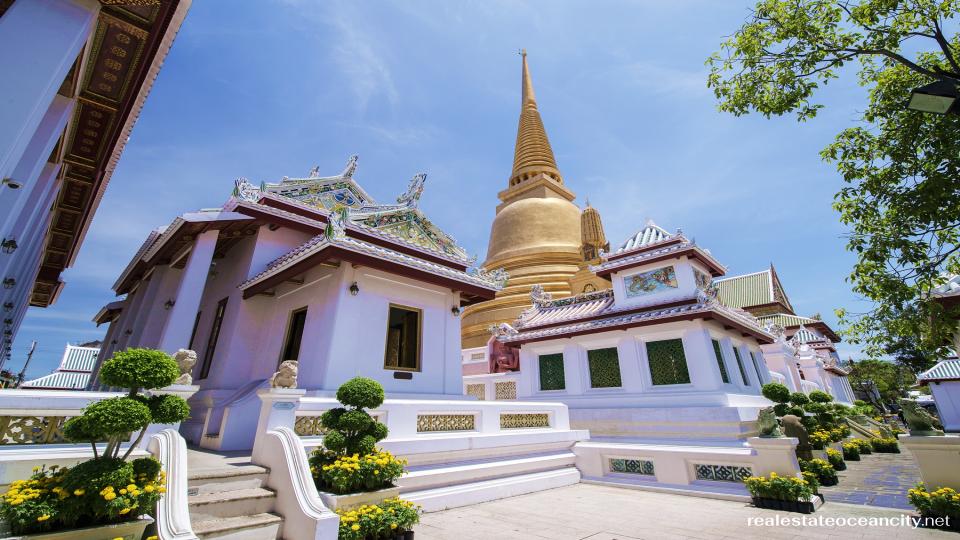 วัดบวรนิเวศวิหาร ก่อตั้งขึ้นในปี พ.ศ. 2369 เป็นวัดที่ทำการของนิกายธรรมยุต ซึ่งเป็นนิกายหนึ่งของพุทธศาสนานิกายไทย นักท่องเที่ยวสามารถชมภาพจิตรกรรมฝาผนังที่น่าสนใจในโบสถ์ซึ่งประกอบไปด้วยภาพเขียน