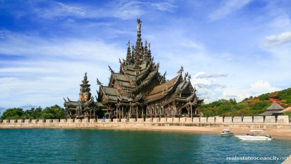 ปราสาทสัจธรรม พัทยา สร้างขึ้นจากไม้แกะสลักอย่างประณีตทั้งหมด (ไม่มีตะปูโลหะ) และสามารถมองเห็นทัศนียภาพของมหาสมุทรได้อย่างสวยงาม เรียกได้ว่าเป็นสภาพแวดล้อมที่ชวนจินตนาการ 