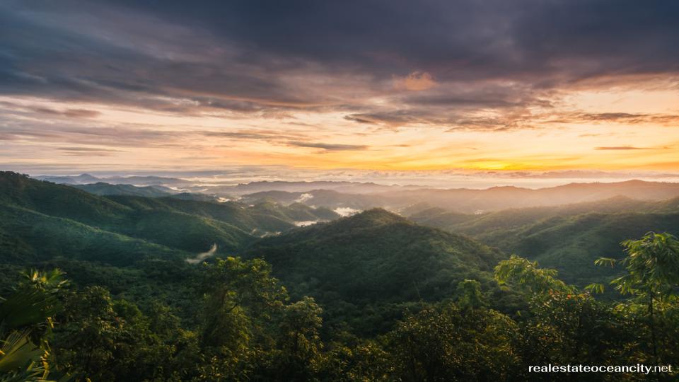 อุทยานแห่งชาติทองผาภูมิ อุทยานแห่งชาติที่ไม่ค่อยมีใครสำรวจนี้ทอดยาวไปตามเทือกเขาหยักตามแนวชายแดนเมียนมาร์ อุทยานแห่งชาติแห่งนี้ได้รับการขนานนามว่าเป็น "ดินแดนแห่งหมอกและป่าฝนที่เย็นยะเยือก" 