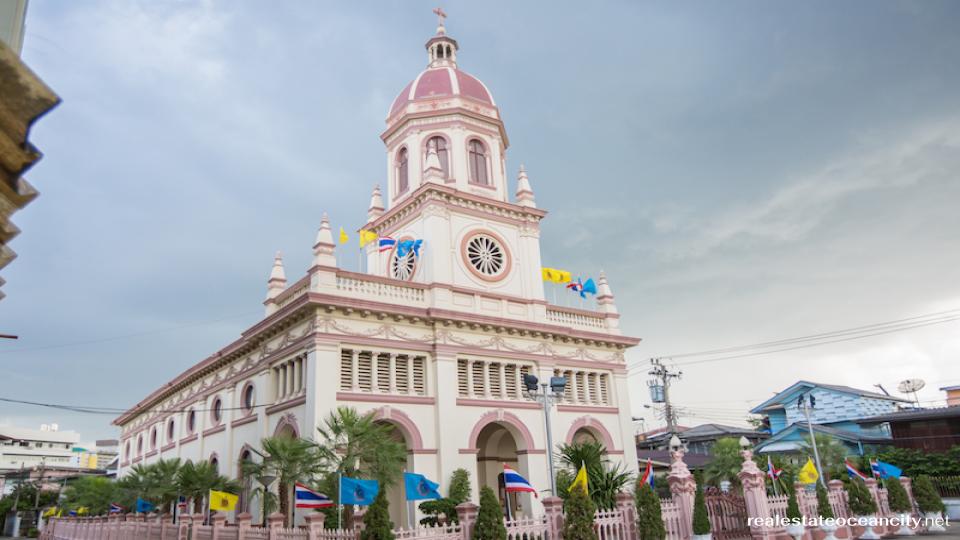 โบสถ์ซานตาครูซ หลายศตวรรษก่อนที่สุขุมวิทจะกลายเป็นย่านนานาชาติของกรุงเทพฯ ชาวโปรตุเกสได้อ้างสิทธิ์ในอำนาจสูงสุดของฝรั่งบนผืนดินริมแม่น้ำ 