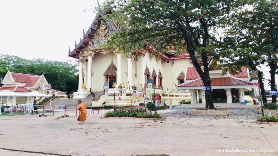 วัดโพธิ์ชัย หลวงพ่อพระใส พระพุทธรูปสมัยล้านช้างองค์ใหญ่ ประดิษฐานอยู่ภายในวัดอันศักดิ์สิทธิ์ของจังหวัดหนองคาย พระเศียรเป็นทองคำบริสุทธิ์ ลำตัวเป็นทองแดง และประดับด้วยทับทิมเนื่องจากมีสิ่งอัศจรรย์ต่างๆ มากมาย
