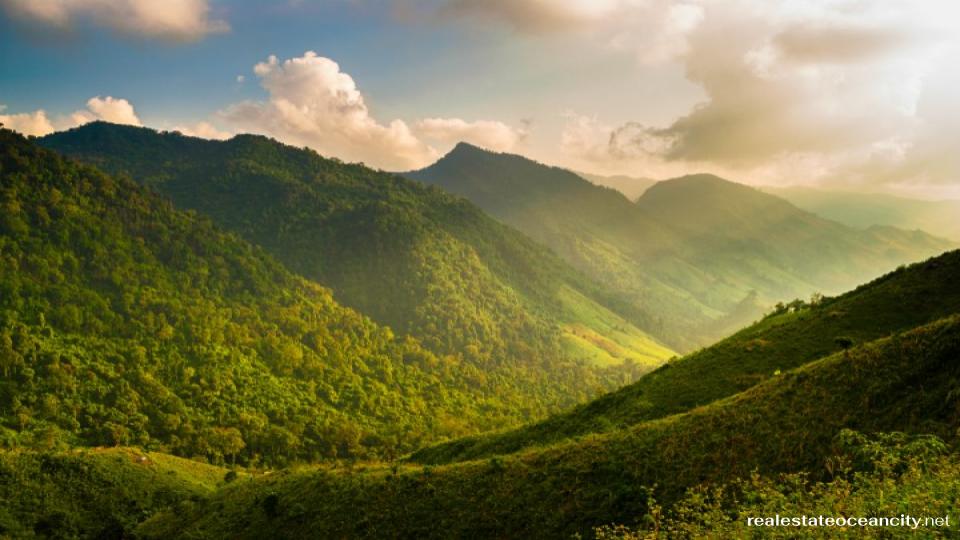 อุทยานแห่งชาติดอยภูคา อุทยานแห่งชาตินี้ตั้งอยู่บนยอดดอยภูคาสูง 2,000 เมตร ซึ่งเป็นยอดเขาที่สูงที่สุดของจังหวัด ในอำเภอปัวและอำเภอบ่อเกลือ ห่างจากตัวเมืองน่านไปทางทิศตะวันออกเฉียงเหนือประมาณ 75 กิโลเมตร 
