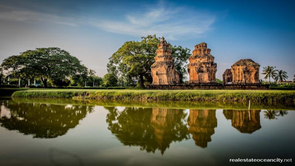 ปราสาทศีขรภูมิ สร้างขึ้นในศตวรรษที่ 12 โดยมีปรางค์ อิฐ 5 องค์ (เจดีย์แบบฮินดี/เขมร) ซึ่งปรางค์ 2 องค์ยังคงยอดอยู่ (ต่อมามีการดัดแปลงโดยชาวลาวที่เข้ามาปกครองพื้นที่นี้หลังจากอาณาจักรเขมร) รวมถึงปรางค์กลางสูง 32 เมตร ปรางค์หลังเหลืออยู่เพียงองค์เดียว แต่ก็สวยงามตระการตา 