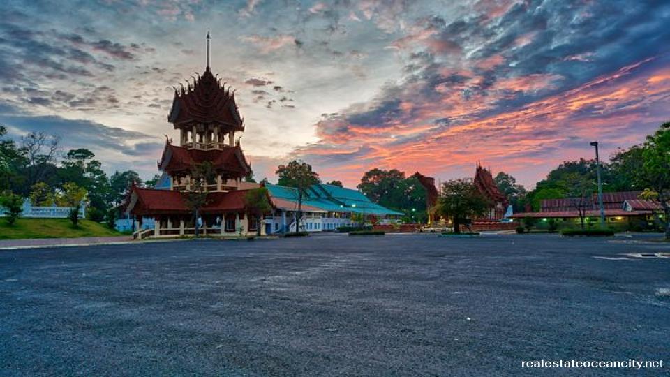 วัดบ้านนาเมือง วัดนี้ซึ่งรู้จักกันอีกชื่อหนึ่งว่า วัดสระประสานสุข มีลักษณะโดดเด่นกว่าวัดอื่นๆ หลายประการ โดยที่วัดที่มีชื่อเสียงที่สุดคือวัดนี้ตั้งอยู่บนเรือจำลองเรือพระที่นั่งสุพรรณหงส์ของพระบาทสมเด็จพระปรมินทรมหาภูมิพลอดุลยเดชฯ ที่ประดับด้วยเซรามิก พร้อมลูกเรือ 