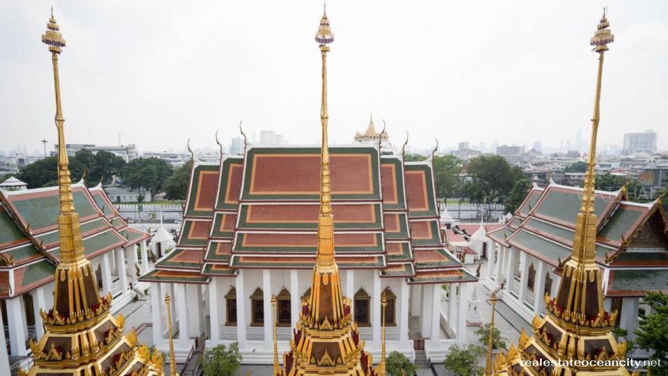 วัดราชนัดดาราม วัดนี้สร้างขึ้นเพื่อถวายแด่รัชกาลที่ 3 (พระบาทสมเด็จพระนั่งเกล้าเจ้าอยู่หัว ครองราชย์ พ.ศ. 2367–2394) ในช่วงคริสต์ทศวรรษ 1840 และว่ากันว่าการออกแบบนั้นได้แรงบันดาลใจมาจากวัดโลหะที่สร้างขึ้นในอินเดียและศรีลังกาเมื่อกว่า 2,000 ปีที่แล้ว