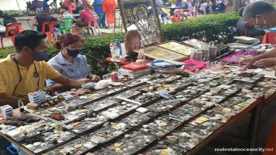 ตลาดพระเครื่อง ตลาดที่มีเสน่ห์และลึกลับแห่งนี้มีทั้งทางเดินเท้าเลียบไปตามท่ามหาราชและท่าพระจันทร์ รวมถึงแผงขายของในร่มที่หนาแน่นทอดยาวไปทางทิศใต้จากท่าพระจันทร์ จุดเข้าที่ง่ายที่สุดคือ "ตรอกมหาธาตุ" ซึ่งมีป้ายระบุไว้อย่างชัดเจน 