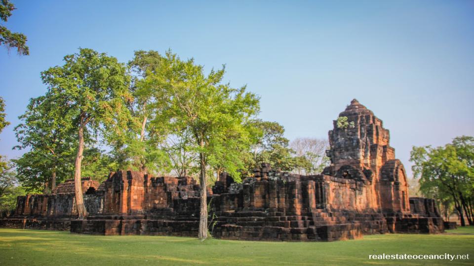 อุทยานประวัติศาสตร์เมืองสิงห์ ซากปรักหักพังของ "เมืองสิงห์" ซึ่งเป็นเมืองชายแดนเขมรที่รู้จักกันทางตะวันตกสุด กระจายอยู่รอบบริเวณพื้นที่ 102 เฮกตาร์ ล้อมรอบด้วยกำแพงยาว 4.5 กม. ซากปรักหักพังที่ได้รับการบูรณะซึ่งสร้างด้วยศิลาแลงเกือบทั้งหมดมีลักษณะเป็นปราสาทบายน 