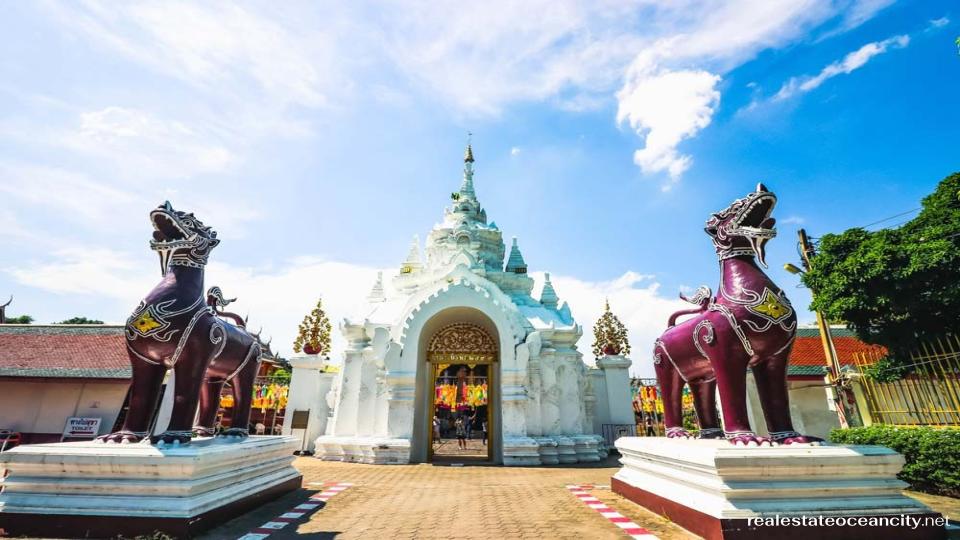 วัดพระธาตุหริภุญชัย วัดแห่งนี้เป็นวัดที่มีชื่อเสียงที่สุดของลำพูน มีประวัติศาสตร์ยาวนานย้อนไปถึงสมัยมอญ โดยสร้างขึ้นบนที่ตั้งของพระราชวังของสมเด็จพระนางเจ้าจามเทวีเมื่อปี พ.ศ. 1587 (หรือ พ.ศ. 1651 หรือ พ.ศ. 1600 ตามหลักฐานบางฉบับ) 