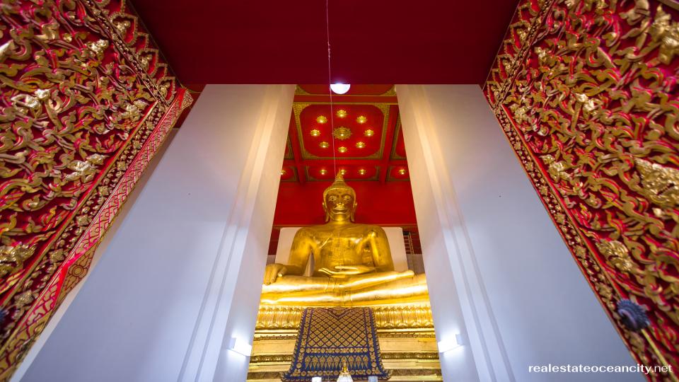 วิหารพระมงคลบพิตร วิหารแห่งนี้ อยู่ติดกับวัดพระศรีสรรเพชญ์ เป็นที่ประดิษฐานพระพุทธรูปสำริดองค์ใหญ่ที่สุดองค์หนึ่งของประเทศไทย ซึ่งน่าจะมีอายุย้อนไปถึงศตวรรษที่ 15 พระพุทธรูปองค์นี้สูง 12.5 เมตร (รวมฐาน 17 เมตร) เคลือบทองคำ 