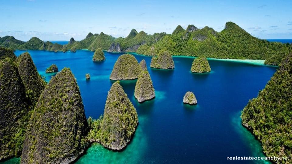 Wayag เกาะเล็กๆ ที่ไม่มีคนอาศัยและงดงามอย่างเหลือเชื่อเหล่านี้ อยู่ห่างออกไป 30 กม. จาก Waigeo และปรากฏอยู่ในสื่อประชาสัมพันธ์ของ Raja Ampat มากมาย โดยส่วนใหญ่จะเป็นเรือที่ดำน้ำที่นี่ 