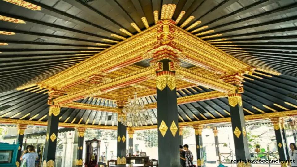 ข้างๆจัตุรัส หลักทางทิศใต้ พระราชวัง ( Kraton ) ขนาดใหญ่ของยอกยาการ์ตาเป็นศูนย์กลางทางวัฒนธรรมและการเมืองของเมืองที่น่าสนใจแห่งนี้ 