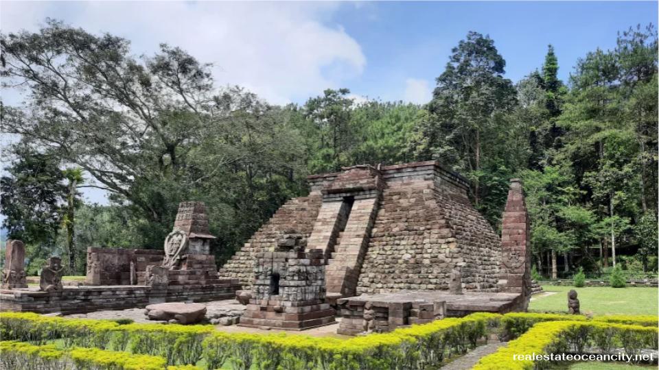 วัด Candi Sukuh ตั้งอยู่บนพื้นที่สูง 900 เมตรเหนือที่ราบ Solo มองเห็นทิวทัศน์ Gunung Lawu ได้อย่างสวยงาม วัดแห่งนี้ไม่ใช่สถานที่ขนาดใหญ่แต่มีสัดส่วนที่สวยงามด้วยปิรามิดตัดเหลี่ยมที่ทำจากหินหยาบ