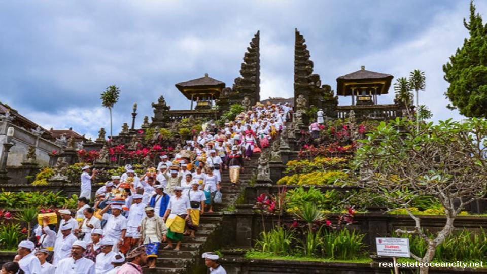 Pura Besakih วัดฮินดูที่สำคัญที่สุดของบาหลีแห่งนี้ตั้งอยู่บนเนินเขา Gunung Agung สูงเกือบ 1,000 เมตร สถานที่แห่งนี้ประกอบด้วยวัดที่เกี่ยวข้องกัน 23 วัด โดยวัดที่ใหญ่ที่สุดและสำคัญที่สุดคือPura Penataran Agungซึ่งสร้างเป็นชั้นๆ 6 ชั้น