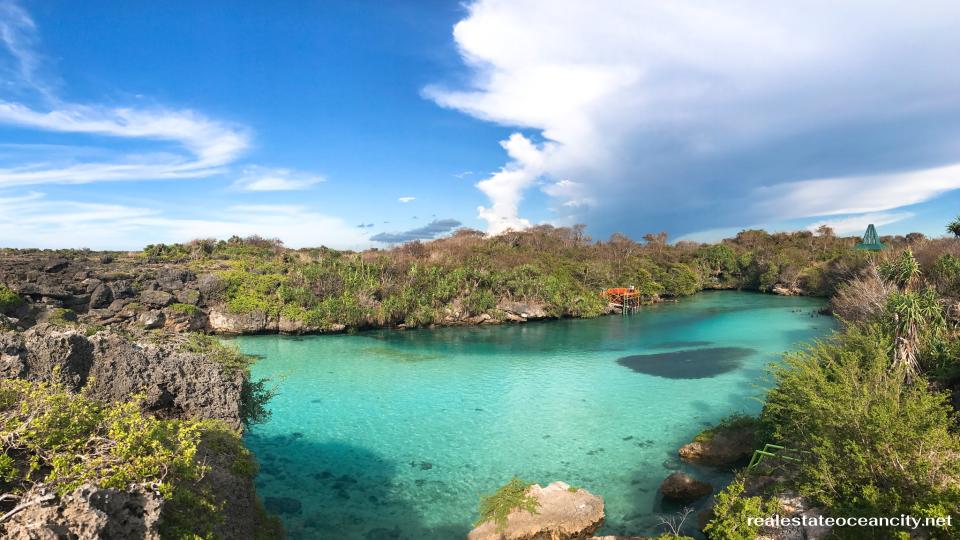 Weekuri Lagoon จุดที่วิเศษที่สุดแห่งหนึ่งของเกาะซุมบาคือทะเลสาบWeekuri Lagoonซึ่งอยู่ทางตะวันตกสุดของเกาะ ชาวท้องถิ่นและนักท่องเที่ยวเช่าห่วงยางสีดำในราคา 10,000 รูเปียห์เพื่อล่องลอยไปในน้ำใสเย็น