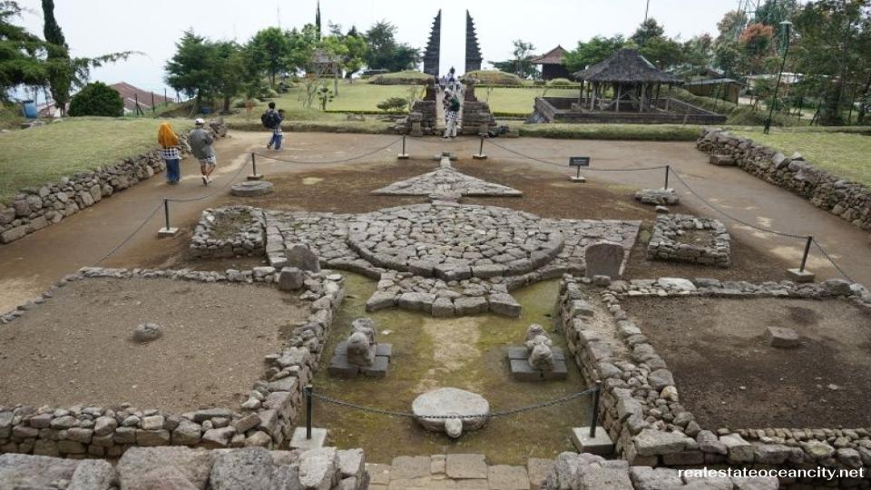 Candi Cetho (ออกเสียงว่า 'Cheto') เป็นวัดที่ตั้งอยู่บนลานดินที่ทอดตัวยาวขึ้นบนเนินเขาที่มีหมอกปกคลุม บนหน้าผาทางเหนือของ Gunung Lawu ที่ระดับความสูงประมาณ 1,400 เมตร 