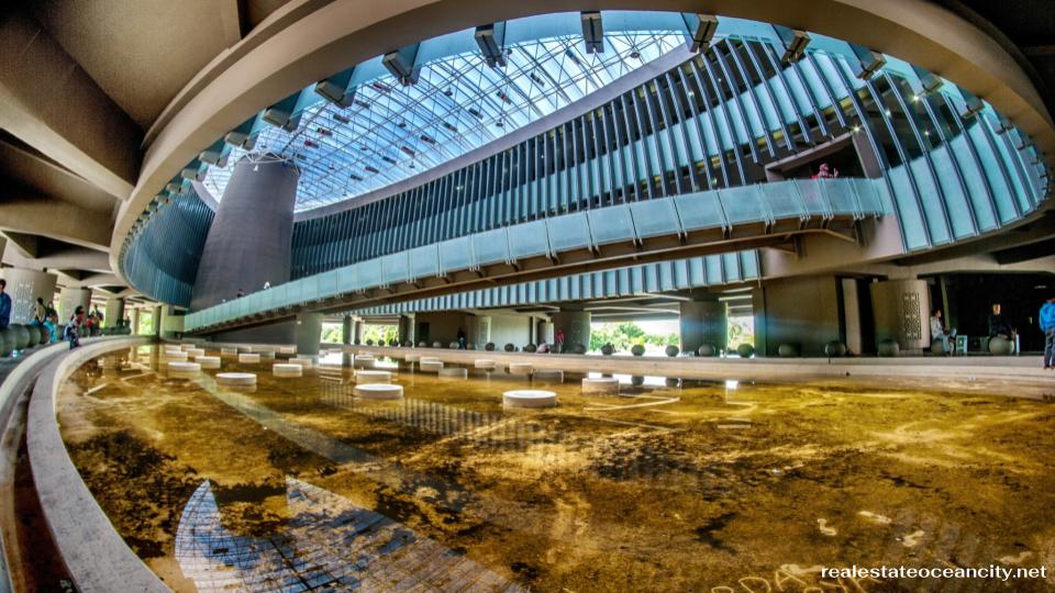 Tsunami Museum การเยี่ยมชมพิพิธภัณฑ์ที่ได้รับการออกแบบอย่างสวยงามและน่าประทับใจแห่งนี้เริ่มต้นด้วยการเดินผ่านอุโมงค์มืดที่เปียกโชก ซึ่งเป็นสัญลักษณ์ของคลื่นสึนามิในปี 2004 ตามด้วยภาพอันทรงพลังของความเสียหายที่ฉายออกมาจากภาชนะที่ดูเหมือนหลุมศพ 