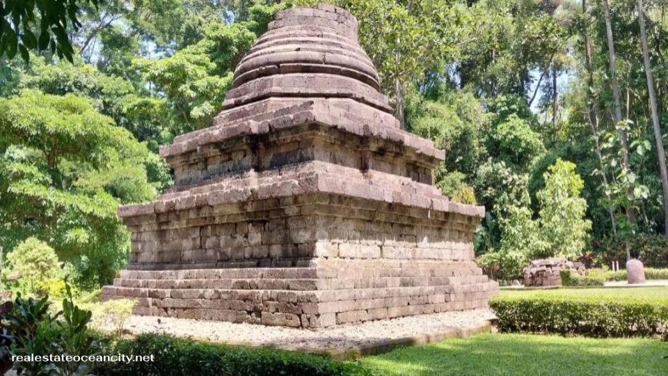 Candi Sumberawan เจดีย์พุทธขนาดเล็กแห่งนี้ตั้งอยู่บนเชิงเขา Gunung Arjuna ที่มีการเพาะปลูกเป็นขั้นบันได ห่างจาก Singosari ไปทางตะวันตกเฉียงเหนือประมาณ 5 กม. สร้างขึ้นเพื่อรำลึกถึงการเสด็จเยือนของ Hayam Wuruk
