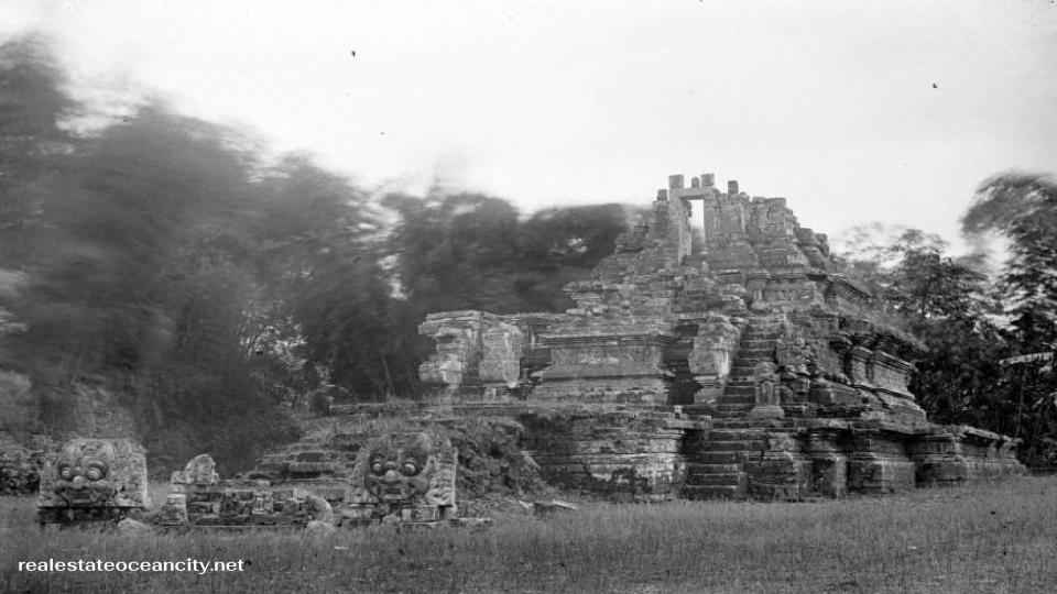 วัด Candi Jago สร้างขึ้นระหว่างปี ค.ศ. 1268 ถึง 1280 โดยอยู่ริมถนนเล็กๆ ใกล้ตลาดใน Tumpang ห่างจาก Malang ไป 22 กม.