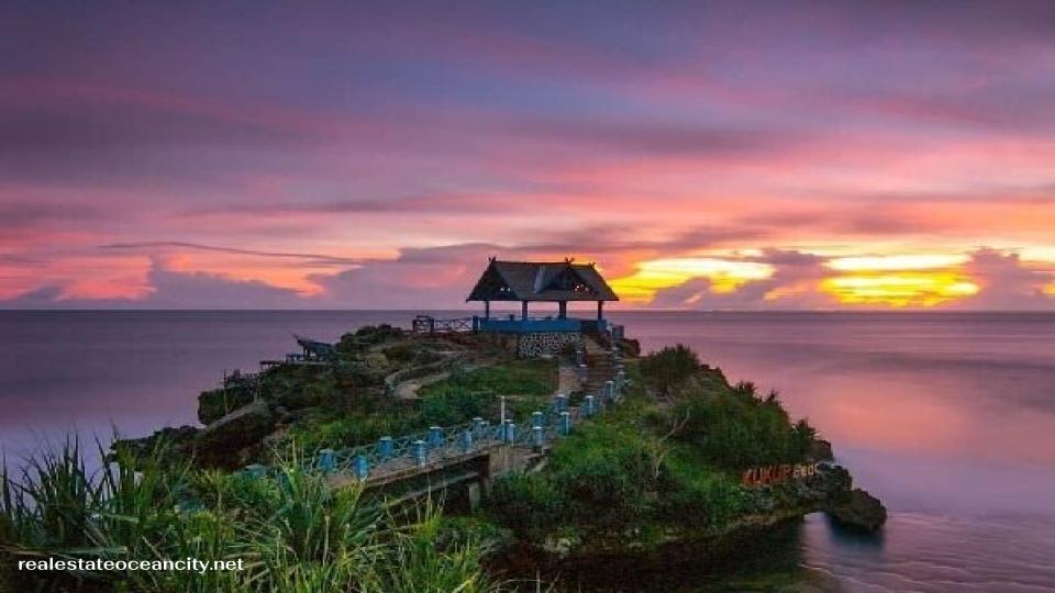 Pantai Kukup ชายฝั่งที่ทอดยาวนี้ ห่างจากเมืองยอกยาการ์ตาไป 1 ชั่วโมงโดยรถยนต์ เป็นแหล่งอุตสาหกรรมในครัวเรือนที่สำคัญในการเก็บสาหร่าย