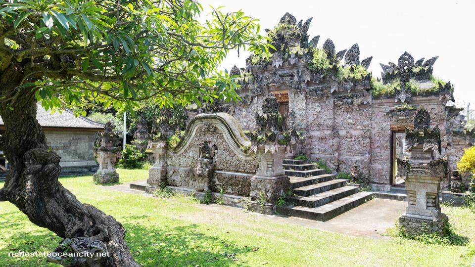 Sangsit ห่างจาก Singaraja ไปทางทิศตะวันออกเฉียงเหนือประมาณ 6 กม. ถือเป็นตัวอย่างที่ยอดเยี่ยมของรูปแบบสถาปัตยกรรมที่มีสีสันของบาหลีตอนเหนือPura Beji ของSangsit 