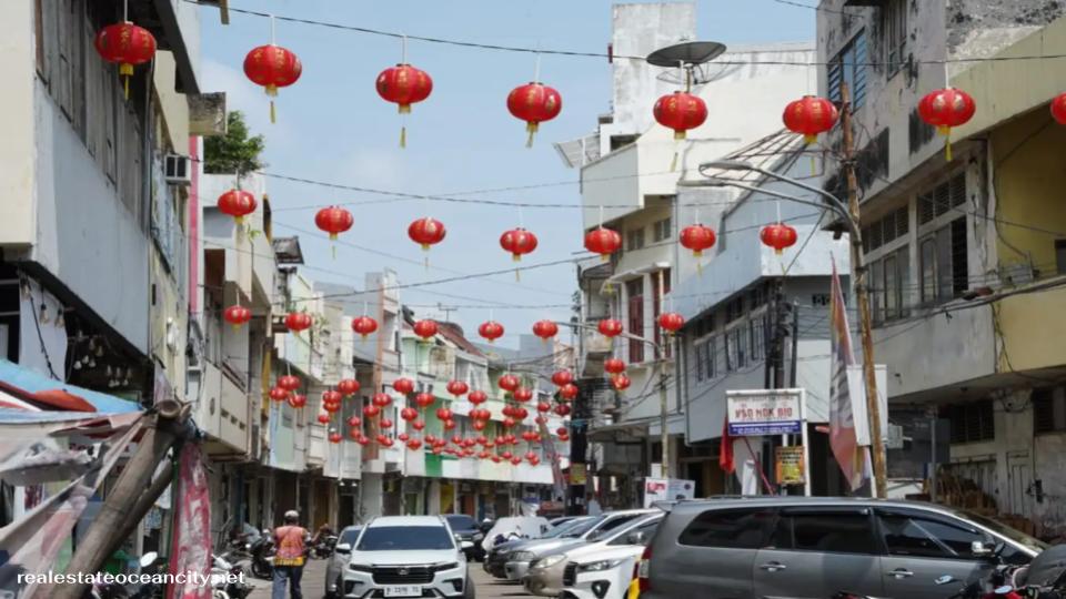Chinatown ของเซอมารังนั้นคุ้มค่าแก่การไปสำรวจ โดยเฉพาะบริเวณริมแม่น้ำกังลอมบอก ซึ่งมีทั้งวัด เจดีย์ ร้านค้า ร้านขายเครื่องประดับหยก เภสัชกร หมอดู และแผงขายอาหาร 