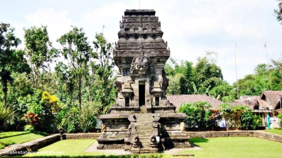 Candi Kidal วัดอันสง่างามแห่งนี้ตั้งอยู่ในหมู่บ้าน Kidal ทางตะวันตกของ Tumpang มีบ้านเรือนเรียงรายอยู่โดยรอบ 
