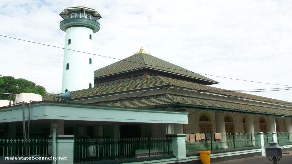 Mesjid Ampel เป็นมัสยิดที่ศักดิ์สิทธิ์ที่สุดในเมืองสุราบายา แม้ว่าผู้ที่ไม่ใช่มุสลิมจะไม่ได้รับอนุญาตให้เข้าไปในตัวมัสยิด แต่ถนนที่มีลักษณะเหมือนซูกโดยรอบก็ทำให้มัสยิดแห่งนี้คุ้มค่าแก่การไปเยี่ยมชม 