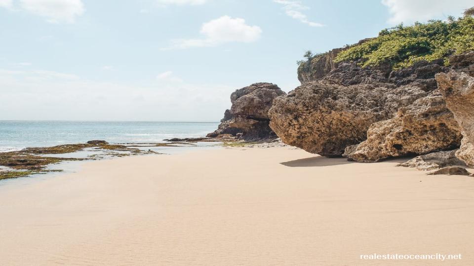 Tegalwangi Beach เป็นอ่าวแห่งแรกที่มีชายหาดทรายสวยงามทอดยาวตลอดแนวชายฝั่งตะวันตกของคาบสมุทร โดยตั้งอยู่รอบหน้าผาหินปูนที่อยู่ห่างจากจิมบารันไปทางตะวันตกเฉียงใต้ประมาณ 4.5 กม. 