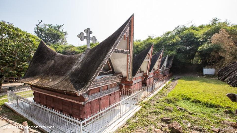 Batak Graves ท่ามกลางทุ่งนาอันอุดมสมบูรณ์ระหว่างสิมานินโดและปังกูรูรัน มีหลุมศพหลายชั้นขนาดใหญ่ที่ประดับด้วยบ้านสไตล์บาตักขนาดเล็กอันโดดเด่นและไม้กางเขนสีขาวเรียบง่าย 