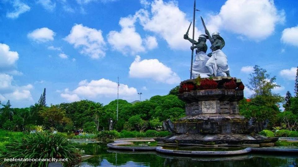 Puputan Square พื้นที่เปิดโล่งในเมืองแห่งนี้สร้างขึ้นเพื่อรำลึกถึงวีรกรรมอันกล้าหาญแต่ก็ยอมตายของราชาแห่งบาดุงในการต่อต้านการรุกรานของดัตช์ในปี 1906 อนุสาวรีย์แห่งนี้เป็นรูปครอบครัว