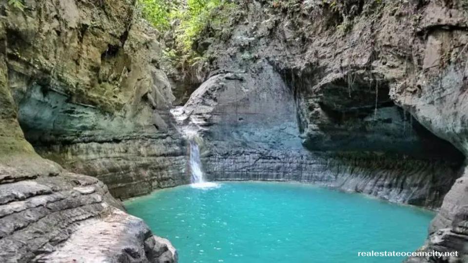 Air Terjun Waimarang เส้นทางที่ราบรื่นในการไปถึงน้ำตกซุมบานีสที่สวยงามแห่งนี้ จะต้องผ่านเนินสูงชันประมาณ 8 กม. ก่อนจะถึงที่จอดรถ 