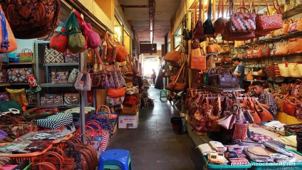 Pasar Beringharjo เป็นตลาดเก่าแก่และมีชื่อเสียงในเมืองยอกยาการ์ตา (Yogyakarta) ประเทศอินโดนีเซีย ตั้งอยู่ใจกลางเมือง เป็นแหล่งรวมสินค้าพื้นเมืองและงานฝีมือของชาวเมือง โดยเปิดให้บริการตั้งแต่ปี 1925 ตลาดแห่งนี้มีความสำคัญทั้งในด้านการค้าขายและการอนุรักษ์วัฒนธรรมท้องถิ่น