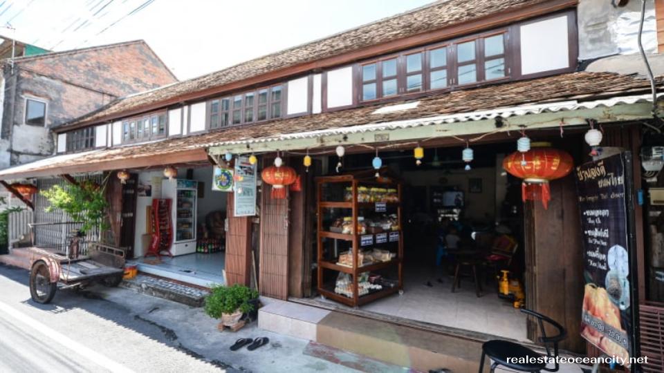 ย่านเมืองเก่าสงขลา เป็นสถานที่ท่องเที่ยวที่มีเสน่ห์และเปี่ยมไปด้วยเรื่องราวทางประวัติศาสตร์ ตั้งอยู่ในอำเภอเมือง จังหวัดสงขลา ที่นี่เป็นศูนย์กลางของวัฒนธรรมและสถาปัตยกรรมโบราณที่ยังคงรักษาเอกลักษณ์แบบดั้งเดิมไว้ได้อย่างสมบูรณ์ นักท่องเที่ยวที่มาเยือนจะได้สัมผัสกับบรรยากาศของเมืองเก่าที่เต็มไปด้วยตึกแถวโบราณ ศิลปะสตรีทอาร์ต และวิถีชีวิตของชาวสงขลาที่ผสมผสานระหว่างอดีตและปัจจุบันได้อย่างลงตัว