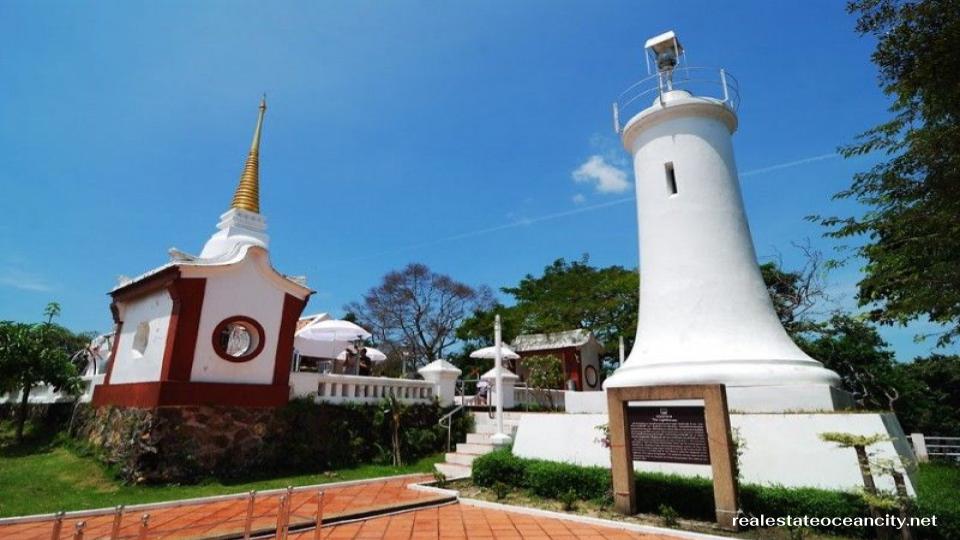 เขาตังกวน เป็นสถานที่ท่องเที่ยวสำคัญของจังหวัดสงขลา ตั้งอยู่ในเขตเทศบาลนครสงขลา เป็นภูเขาขนาดเล็กที่มีความสูงประมาณ 105 เมตรจากระดับน้ำทะเล แม้จะไม่สูงมากนัก แต่ก็เป็นจุดชมวิวที่สวยงามที่สุดแห่งหนึ่งในสงขลา นักท่องเที่ยวสามารถขึ้นไปบนยอดเขาเพื่อชมวิวเมืองสงขลาแบบพาโนรามา และยังสามารถชมทะเลสาบสงขลา หาดสมิหลา และตัวเมืองสงขลาได้อย่างชัดเจน