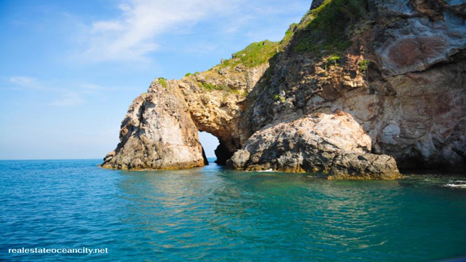 เกาะทะลุ เป็นหนึ่งในเกาะเล็ก ๆ ที่ตั้งอยู่ในเขต อุทยานแห่งชาติเขาแหลมหญ้า – หมู่เกาะเสม็ด จังหวัดระยอง เกาะแห่งนี้ขึ้นชื่อเรื่องน้ำทะเลใสสะอาด หาดทรายขาว และแนวปะการังที่อุดมสมบูรณ์ เหมาะแก่การดำน้ำตื้น (Snorkeling) และเป็นสถานที่พักผ่อนที่เงียบสงบเหมาะสำหรับคนที่ต้องการหลีกหนีความวุ่นวาย