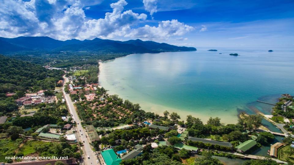 เกาะช้าง เป็นเกาะที่ใหญ่เป็นอันดับสองของประเทศไทย รองจากเกาะภูเก็ต ตั้งอยู่ใน จังหวัดตราด และเป็นส่วนหนึ่งของ อุทยานแห่งชาติหมู่เกาะช้าง ด้วยความอุดมสมบูรณ์ของธรรมชาติ ชายหาดสวย น้ำทะเลใส และป่าฝนอันเขียวขจี ทำให้เกาะช้างกลายเป็นแหล่งท่องเที่ยวยอดนิยมที่นักเดินทางทั้งไทยและต่างชาติต้องมาเยือน