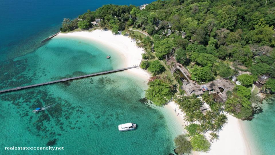 เกาะหมาก เป็นหนึ่งในเกาะที่น่าสนใจที่สุดของจังหวัดตราด ตั้งอยู่ในอ่าวไทย ภายในอุทยานแห่งชาติหมู่เกาะช้าง มีความเงียบสงบและธรรมชาติที่ยังคงความบริสุทธิ์ ทำให้เป็นสถานที่ที่นักท่องเที่ยวที่ต้องการพักผ่อนท่ามกลางธรรมชาติหลีกหนีจากความวุ่นวายของชีวิตเมืองเลือกมาเยือน
