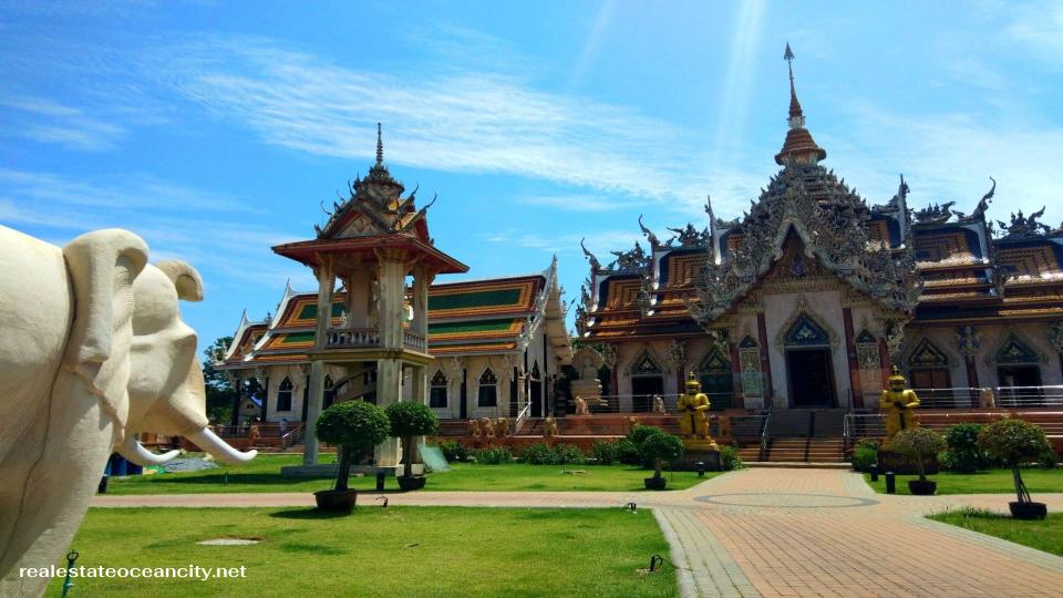 วัดศีรษะทอง ตั้งอยู่ที่อำเภอนครชัยศรี จังหวัดนครปฐม เป็นวัดเก่าแก่ที่มีอายุกว่า 200 ปี และเป็นที่รู้จักในฐานะ ศูนย์กลางแห่งความศรัทธาต่อพระราหู ซึ่งมีเพียงไม่กี่แห่งในประเทศไทย วัดแห่งนี้เต็มไปด้วยสถาปัตยกรรมและศิลปกรรมที่งดงาม โดยเฉพาะพระอุโบสถสีดำทองที่เป็นเอกลักษณ์ รวมถึงองค์พระราหูขนาดใหญ่ที่ดึงดูดนักท่องเที่ยวและผู้ศรัทธาจากทั่วสารทิศ