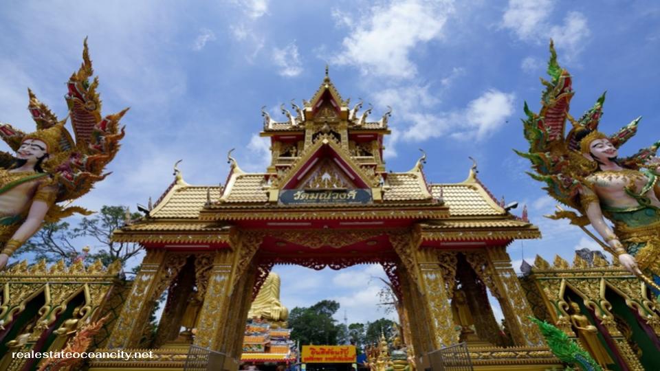 วัดมณีวงศ์ ตั้งอยู่ที่อำเภอเมือง จังหวัดนครนายก เป็นวัดที่มีความโดดเด่นด้านศิลปะและสถาปัตยกรรมแบบแฟนตาซีผสมผสานความเชื่อเกี่ยวกับพญานาค ทำให้กลายเป็นจุดหมายปลายทางยอดนิยมของสายบุญและนักท่องเที่ยวที่ชื่นชอบความแปลกตา