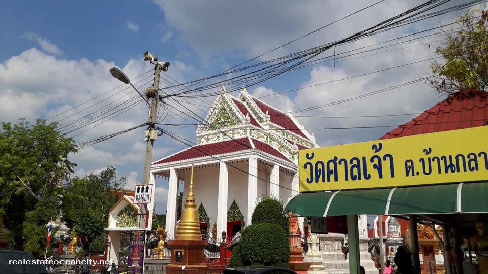 วัดศาลเจ้า ตั้งอยู่ในอำเภอเมือง จังหวัดปทุมธานี เป็นวัดเก่าแก่ที่มีอายุกว่า 100 ปี และเป็นศูนย์รวมศรัทธาของชาวไทยเชื้อสายจีน โดยเฉพาะผู้ที่ต้องการขอพรเรื่องโชคลาภ การค้า และความมั่งคั่ง นอกจากนี้ ที่นี่ยังเป็นที่ตั้งของ ศาลเจ้าแม่ตะเคียนทอง และตลาดของกินที่เต็มไปด้วยอาหารอร่อยให้เลือกชิม